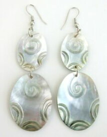 【送料無料】ジュエリー・アクセサリー ナチュラルマザーオブパールシェルダングルドロップフックイヤリングhand carved natural mother of pearl shell dangle drop hook earrings ba117