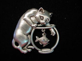 【送料無料】ジュエリー・アクセサリー ジョネットジュエリーシルバーピューターピンjj jonette jewelry silver pewter cat whand in fish bowl large pin