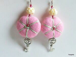 yzWG[EANZT[ COsNNbVL[t@Xi[boucles doreilles artisanales feutrine coussins rose, cle et os sculpte attache