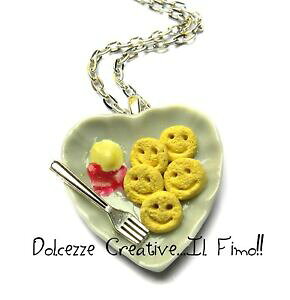 yzWG[EANZT[ R[isAbgNI[Rp^eB\feBP`bv}CIl[[~j`Acollana piatto cuore con patatine sorridenti smile ketchup maionese miniatu
