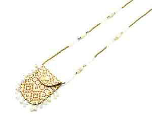 【送料無料】ジュエリー・アクセサリー ネックレスネックレスポケットカバーモザイクパターンベージュパールcl584 sautoir collier pendentif pochette motif mosaique et perles beiges