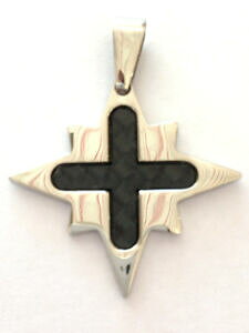 yzWG[EANZT[ VIhAb`[IGJ{jIN[`FRffBJCNCTciondolo acciaio e carbonio croce con dedica incisa