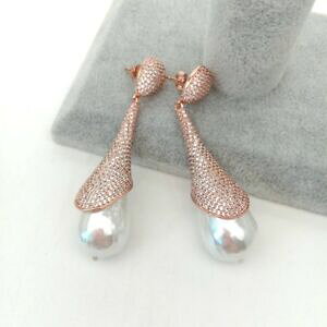 yzWG[EANZT[ zCgV[VFp[pF[YS[hbLX^bhCO24 16x25mm white sea shell pearl cz pave rose gold plated stud earrings