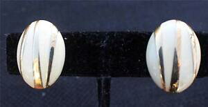 yzWG[EANZT[ Be[WTClS[fx[WI[oGiNCNT[COvintage signe monet dore beige email ovale a clipser boucles doreilles