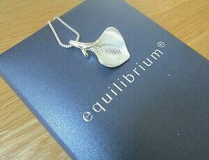 �y���������z�W���G���[�E�A�N�Z�T���[ �p�b�N�J�������[�y���_���gneuf et emballe equilibrium plaque argent cala lily pendentif et collier