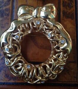 yzWG[EANZT[ NX}X[Xu[`TClBe[W christmas wreath brooch signed monet vintage