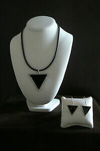 yzWG[EANZT[ {[RA[t@^CW[gCAOm[iCtres beau collier fantaisie triangle noir neuf