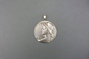 yzWG[EANZT[ A[gy_gZ`[gravissant pendentif art nouveau en metal argente, debut xx eme, o 4,5 cm