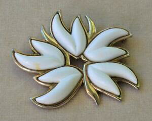 yzWG[EANZT[ Be[WlS[f~NOXt[VFCvu[`vintage 60s signe monet dore lait verre fleur forme broche