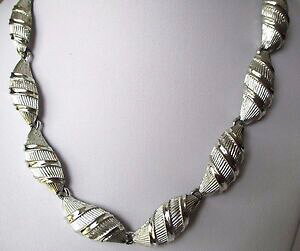 yzWG[EANZT[ lbNXBe[WWGVo[J[collier ancien deco relief bijou vintage couleur argent signe coro imposant 567