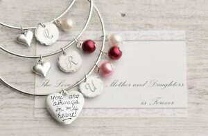 yzWG[EANZT[ ZbgfBub`WW}}r{RCjcBAGyKtFX^}}set di bracciali rigidi mamma bimbo con iniziali e perle, regalo festa mamma