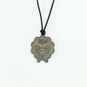 yzWG[EANZT[ Vo[Tf[j}gy_g[hlbNXcollana cordino nero pendente montone sardo con scritta eja in argento brunito