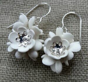 yzWG[EANZT[ X^[OVo[r[YfCW[NX^[COcontemporary sterling silver bead porcelain daisy flower cluster earrings n324