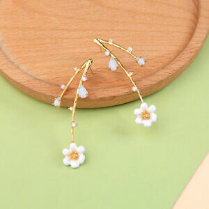 【送料無料】ジュエリー・アクセサリー ロングツーブランチゴールドメッキゴールドメッキフラワーパールピアスorecchini a perno lungo due ramo fiore smalto bianco placcato oro p2