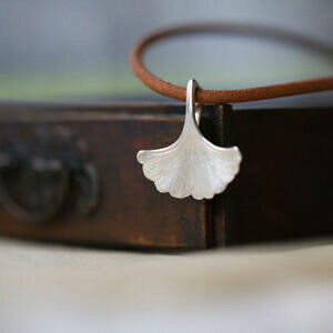 yzWG[EANZT[ V[gy_glbNXV[gMRVo[X^[O}bVucollana corto pendente piccolo foglio gingko argento sterling massiccio 925 cy9