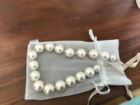 【送料無料】ジュエリー・アクセサリー ブランドパールネックレスラージパールモグラグレータイリボンmyka brand collana di perle perle di grandi dimensioni con nastro cravatta grigio talpa nuovo