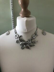 yzWG[EANZT[ }b`OCOt[Xe[gglbNXfiore dichiarazione collana con orecchini abbinati