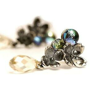 yzWG[EANZT[ gr[h^QACOtrollbead flowers, asymmetrical tagea00057 orecchini fiori asimmetrici