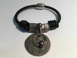 yzWG[EANZT[ XgU[Vo[[}RCU[Vo[ueEBYRCda polso pelle e argento moneta romana leather amp; silver bracialet with coin