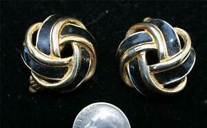 yzWG[EANZT[ Be[Wgt@J[S[hGiubNNbvICOvintage firmato trifari color oro smalto nero clipon orecchini