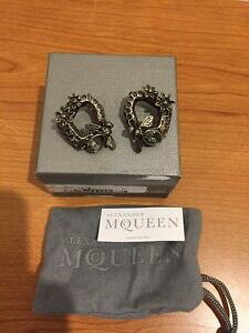 yzWG[EANZT[ ANT_[}bNC[wLTSr[XJnjJuXsAXalexander mcqueen hexagon amp; bee cranio orecchini in ottone a nido dape