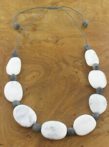 【送料無料】ジュエリー・アクセサリー ショートバージョンネックレスグレーマーブルドホワイトレジンネックレスcollanaversione breve grigio e bianco marmorizzato collana in resinanec 59