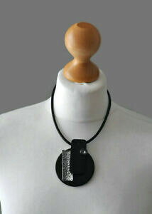 yzWG[EANZT[ y_glbNXdichiarazione ciondolo in legno con dettagli argento collana a breve