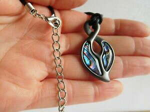 �y���������z�W���G���[�E�A�N�Z�T���[ �j���[�W�[�����h�A���r�p�E�A�V�F���}�I�����j�[�N�l�b�N���X�c�C�X�g�y���_���gnuova zelanda abalone paua shell maori unico collana con pendente twist 44cm17