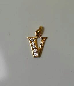�y���������z�W���G���[�E�A�N�Z�T���[ �y���f���e�B�t�C�j�X�e�V���v�����g�����@���A���v���P�Z���e�B�h�X�g���X�C�f�J�h�[pendentif initiale simple lettre v en plaque or serti de strass idee cadeaux