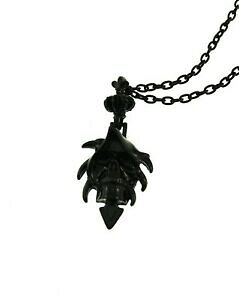 yzWG[EANZT[ `F[lbNX`bvXXJtbhRzac lalter ego R dettagliate con cappuccio teschio con punta della freccia sulla collana catena nero