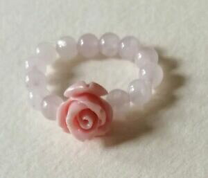 yzWG[EANZT[ fP[gEhNH[c[YVFKXp[t[Xgb`Odelicate rotondo quarzo rosa amp; shell intagliato fiore perla di vetro anello stretc