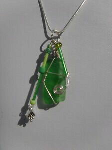 yzWG[EANZT[ GhV[OXy_gVo[X^[O`F[verde smeraldo mare vetro ciondolo amp; argento sterling catena