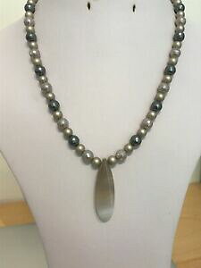 yzWG[EANZT[ O[x[Wp[VFr[YlbNXhbvJZhj[185 grigio amp; beige guscio perla collana di perline con calcedonio drop, lavorazione