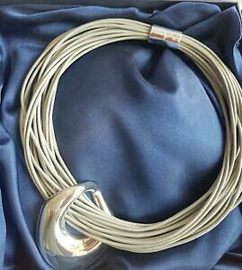 �y���������z�W���G���[�E�A�N�Z�T���[ ���h�j�[�z���}���V���o�[�X�e�[�g�����g�l�b�N���X�O���[���C���[rodney holman effetto argento dichiarazione collana con fili grigio rn1370