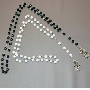 【送料無料】ジュエリー・アクセサリー ロットドシャペルコリアーマインデファトマカムサノワールブランヌフlot de 2 chapelet sautoir collier main de fatma kamsa 78cm noir blanc neuf