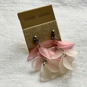 【送料無料】ジュエリー・アクセサリー ホワイトピンクアイスイヤリングbianco e rosa orecchini ghiacciato traslucido vedere attraverso foglie made in korea