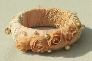 yzWG[EANZT[ sAVNs[`uXbgKXr[Ybraccialetto fatto a mano in peach pura seta, con perle e perline di vetro e fiori b25