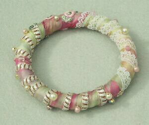 yzWG[EANZT[ sNVNO[uXbgp[KXr[Yt[Ybraccialetto fatto a mano in rosa e verde pura seta, perle, perline in vetro, fiori amp; b2