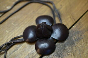 yzWG[EANZT[ uEU[t[y_g^KlbNXdichiarazione in pelle marrone fiore ciondolo collana tanga