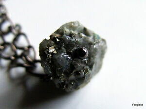 yzWG[EANZT[ RGW[veBbgysehsCgVNAcGT`CkA^m[colier jolie petite pepite de pyrite sur quartz et sa chaine en metal noir