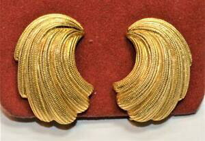 yzWG[EANZT[ gt@J[S[heNX`_NbvIVFCvCOfirmato trifari color oro testurizzati moderno forma clipon orecchini