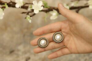 【送料無料】ジュエリー・アクセサリー イヤリングクリップオンゴールデンノミツイストラウンドレトロホワイトパールorecchini clip on dorato pulci twist tondo perle bianco retro j15