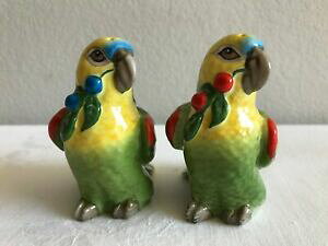 yzLb`piEHEE@`FCXƃybp[VF[J[p_CX̃fUC̃IELynn Chase Salt and Pepper Shakers Parrots of Paradise Porcelain Design