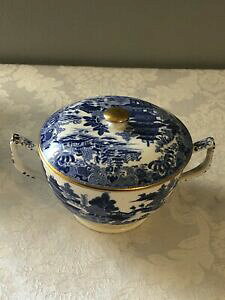 yzLb`piEHEE@؂ȐAꂽÃnCCgw̍GORGEOUS BLUE WILLOW HANDLED AND COVERED DISH, GOLD HIGHLIGHTS 4h TALL UNMARKED