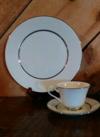 【送料無料】キッチン用品・食器・調理器具・陶器　レノックスオックスフォードホワイトエコーボーンチャイナディナープレートカップソーサーLenox Oxford WHITE ECHO Bone China Dinner Plates (2) &amp; Cup w/Saucer (1)