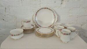 yzLb`piEHEE@Be[WeB[̕i̍P[Lv[gƃJbvƃ\[T[pSVintage Tea For 6 Two Quality Bone China Cake Plate and Cups and Saucers 