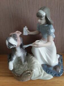 yzLb`piEHEE@hޏ̖̌^鏗̎qȂ̖Lladro ... Girl giving her dog medication Take your medication No. 5921