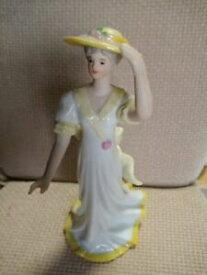 【送料無料】キッチン用品・食器・調理器具・陶器　磁器や中国から作られた黄色い帽子を持つ女性 Woman With Yellow Hat made from porcelain or china