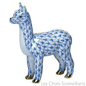 yzLb`piEHEE@wAȃApJ̒uAtBbVlbgAw̍HEREND, SMALL ALPACA PORCELAIN FIGURINE, BLUE FISHNET, 3.25 TALL