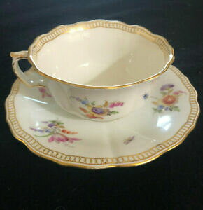 yzLb`piEHEE@}CZI`eB[Jbvƃ\[T[̉ԕMeissen 19th century Hand Painted Tea Cup and Saucer in Floral Pattern